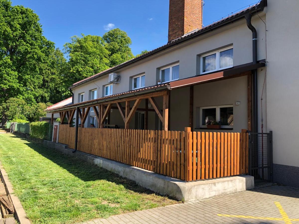 Apartman Zeleznice Apartment Bagian luar foto