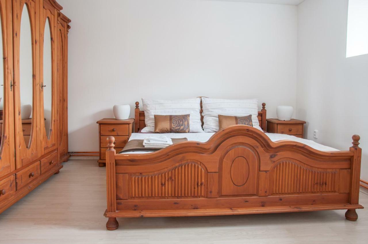 Apartman Zeleznice Apartment Bagian luar foto