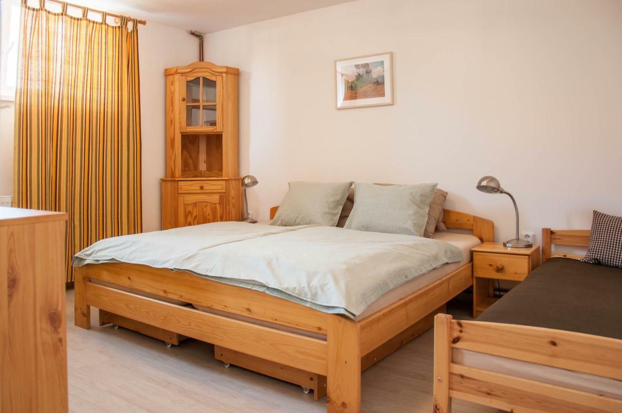 Apartman Zeleznice Apartment Bagian luar foto